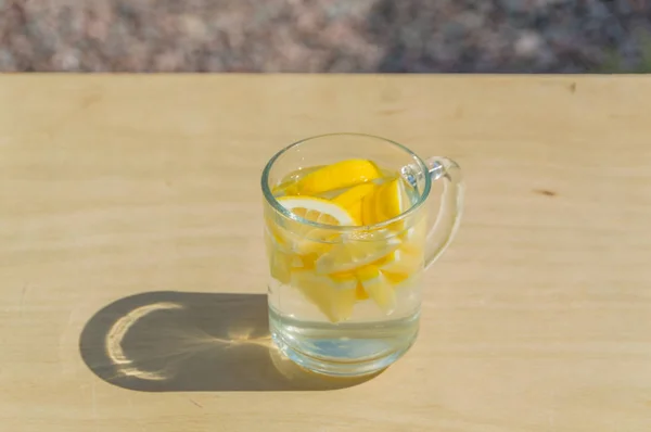 Água de bebida de verão com limão . — Fotografia de Stock