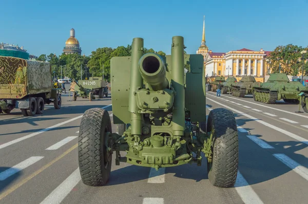 Rusya, Saint-Petersburg, 10 Ağustos 2017 - topçu silahı sırasında — Stok fotoğraf