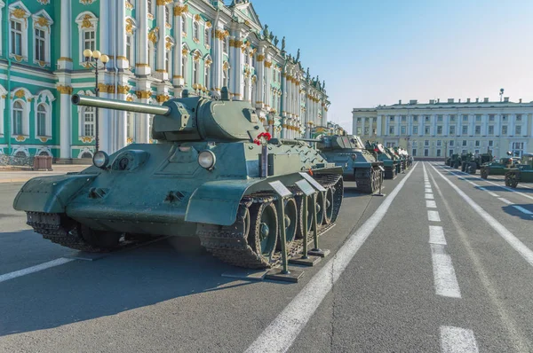 Rusya, Saint-Petersburg, 10 Ağustos 2017 - t-34 t sütun — Stok fotoğraf