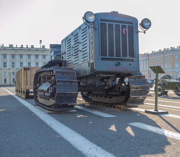 Rusya, Saint-Petersburg, 10 Ağustos 2017 - s sırasında traktör — Stok fotoğraf