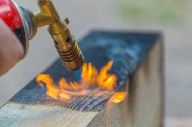 bir yangın ahşap tahta tedavi.