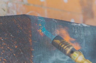 odun ateşinde pişmiş, ağaç işlenme.