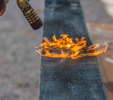 Yönetim kurulu bir gaz yakıcı alev tarafından işlenir.
