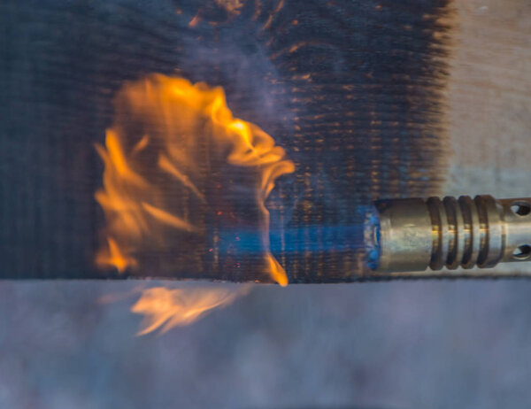 обугленное дерево обработано огнем из газовой горелки
.