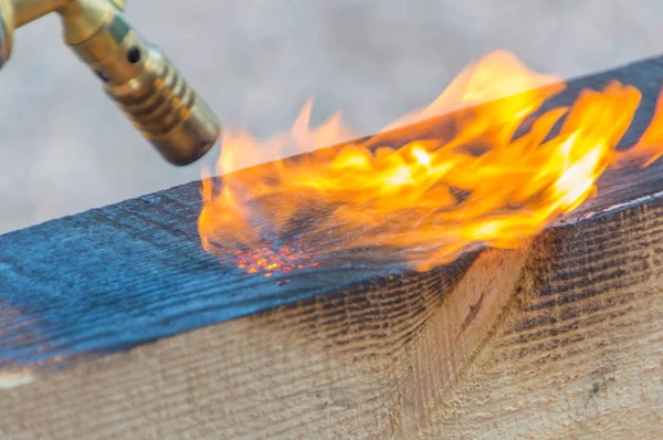 Gaz yakıcı kömürleşmiş ahşap ateşten işlenir.