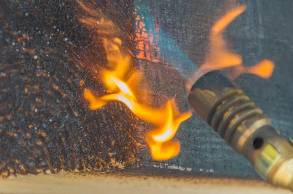 kömürleşmiş ahşap bir Gaz brülörlü ateşle tedavi edilir.