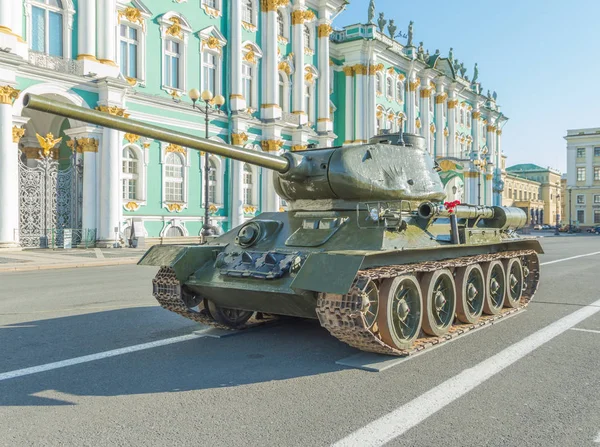 tank yan cebinde kırmızı karanfil çiçek .