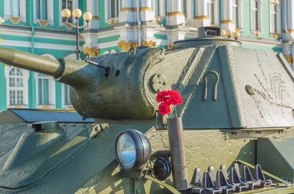 Tank tarafında çiçekler kırmızı karanfil. — Stok fotoğraf