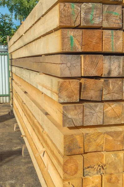 避難所のない複雑な木製の梁. — ストック写真