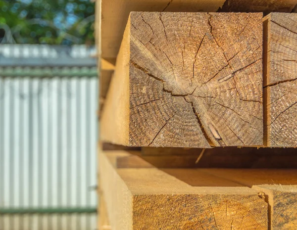 Corte a una barra de madera, primer plano . — Foto de Stock