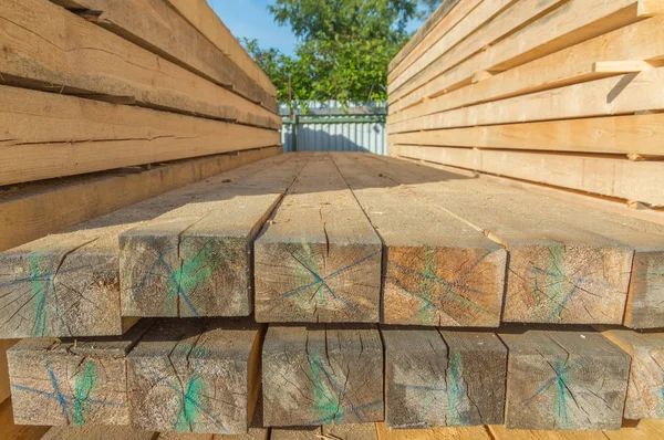 Madera de construcción de almacén fuera de la habitación . — Foto de Stock