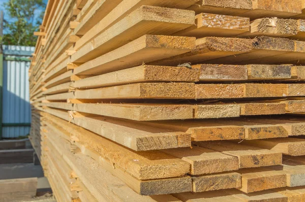 Αποθήκη υλικού κατασκευής ξύλο. Πριονιστήριο. — Φωτογραφία Αρχείου