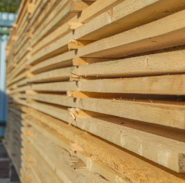 Almacén de tablas después de aserrar al aire libre. Aserradero . — Foto de Stock