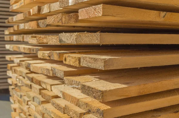 Ambar kurulların sonra açık havada testere ile kesme. 