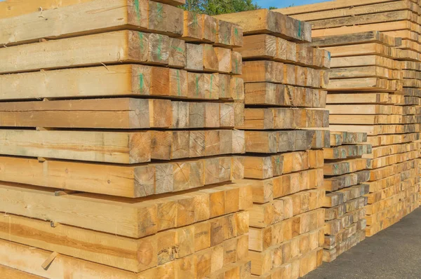 Complejo de barras de madera en un almacén . — Foto de Stock