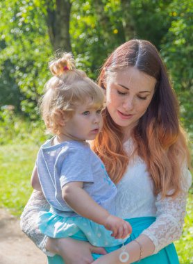 Park, yürüyüş, anne ve çocuk.