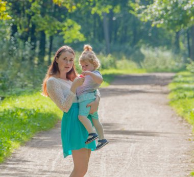 yürüyüş, anne ve çocuk parkta.