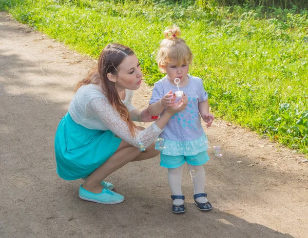 Park, Bebek ve anne darbe bubbles. — Stok fotoğraf