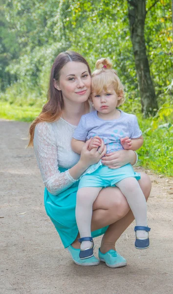  Park, çocuk annemin kucağına oturur..