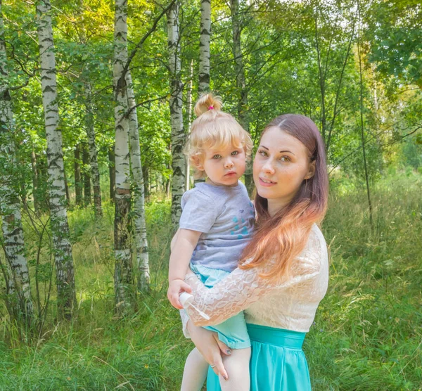 Anne ve çocuk parkta bir yürüyüşe.