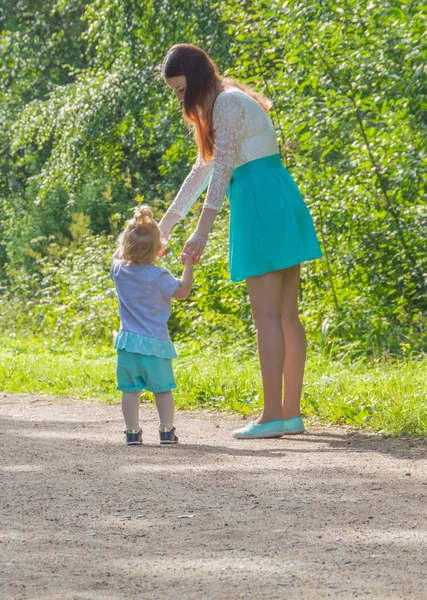Anne ve çocuk parkta bir yürüyüş üzerinde. — Stok fotoğraf