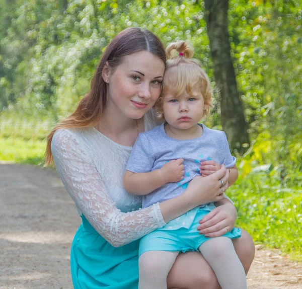 üzerinde yürüme, çocuk annemin kucağına oturur..
