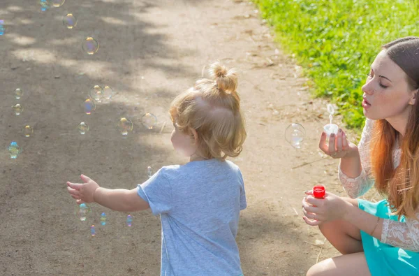 Περπάτημα, παιδικές και mommy blow φυσαλίδες. — Φωτογραφία Αρχείου