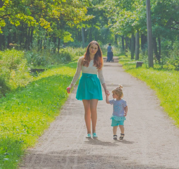 산책, 아기와 엄마 공원에. — 스톡 사진