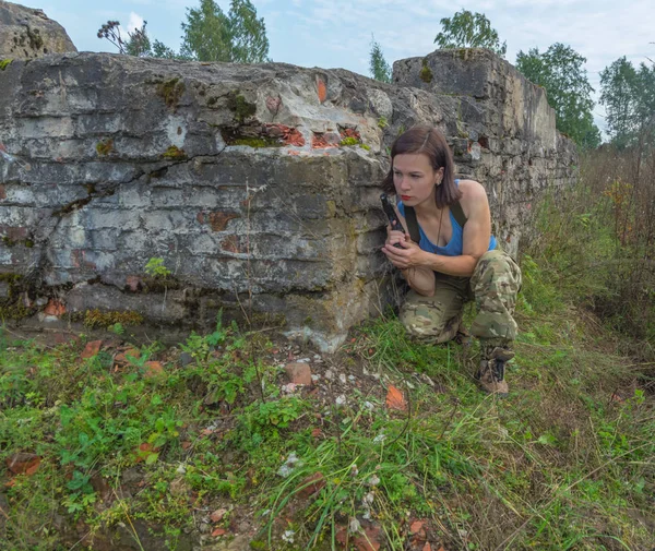 tabanca kızla bir taş duvar.