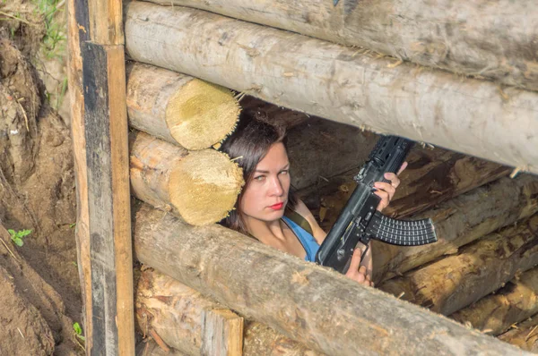 Крупним планом дівчина з пістолетним годинником в дерев'яній оборонній обкладинці — стокове фото