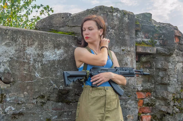 poz, beton duvar w ile kız ayakta durmak,