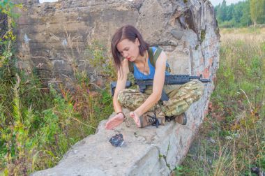 sıcak eller yanıyor, silah ile kız.