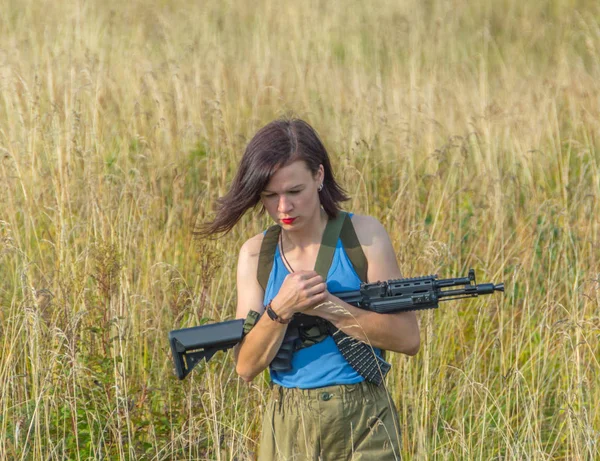 Луг дівчина з пістолетом . — стокове фото