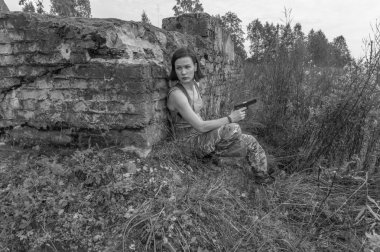 siyah ve beyaz, kızın ellerini tabanca içinde o inci gizler