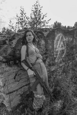 siyah ve beyaz, kızın silah elinde, o at standları 