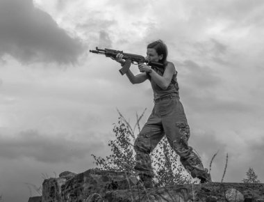 siyah ve beyaz, kızın silah elinde, o standları 