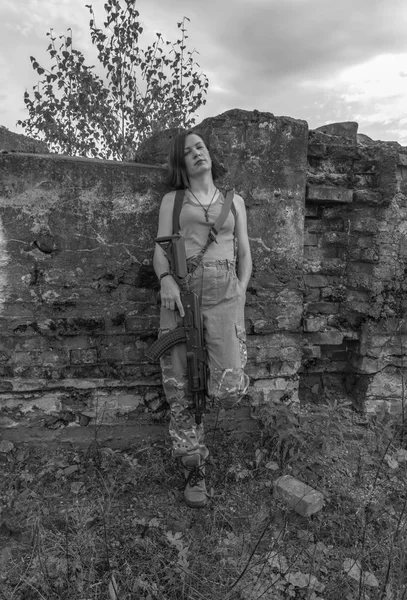 siyah ve beyaz, silah elinde ayakta duvara kızla.