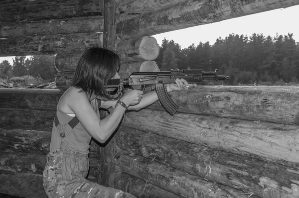 siyah ve beyaz, kızın kolları, elinde bir defen içinde