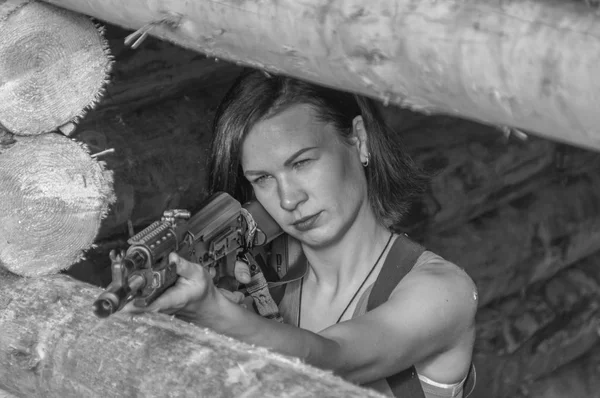 siyah ve beyaz, ahşap bir savunma fo kollarında kızla