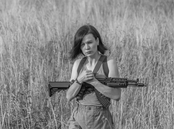 siyah ve beyaz, silah ile oyun ile sahada kız