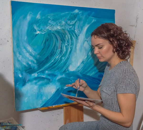 onun resmi oturan sanatçı kız.