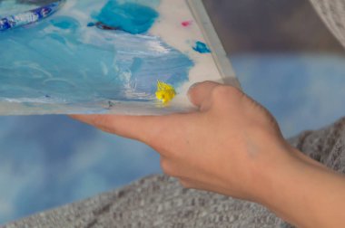 yakın çekim, bir sanatçı palet boya ile elinde