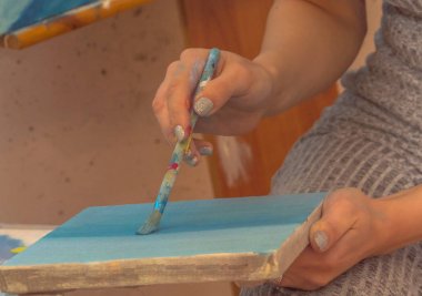 küçük bir tuval, sanatçı kız boya.