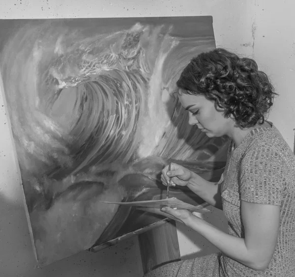 siyah ve beyaz. Atölye boyalar boyalar kız.