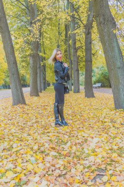  Parkta gün yürüyüş güzel kız