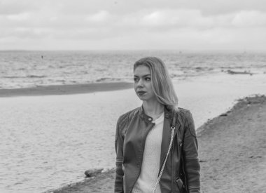 bir bulutlu gün yürüyüş üzerinde güzel plaj üzerinde siyah ve beyaz 