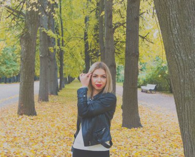 sonbaharda Park çekici kız