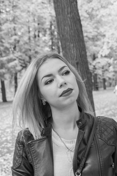 In bianco e nero, nel parco autunno giornata a piedi bella ragazza — Foto Stock