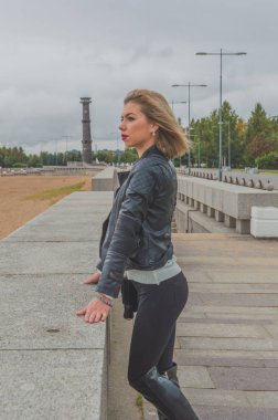 sonbahar kız bir granit setin arka plan üzerine açık