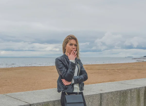 Granit setin içinde bir cigarett ile sonbahar günü kız